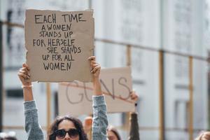 lis ça. un groupe de femmes féministes manifestent pour leurs droits à l'extérieur photo