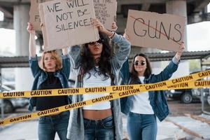 promouvoir les exigences. un groupe de femmes féministes manifestent pour leurs droits à l'extérieur photo