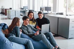 c'est exactement ce dont nous avions besoin. groupe de jeunes en vêtements décontractés travaillant dans le bureau moderne photo