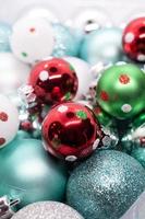 vue de dessus des boules de noël photo