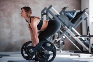 tu peux le faire. photo d'une superbe femme blonde dans la salle de sport le week-end