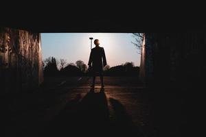 Augsburg, Allemagne, 2020 - silhouette d'une personne debout sur la route la nuit photo