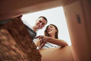 deux personnes regardent dans la boîte. conception du déménagement photo