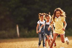 à travers les obstacles. les enfants courent sur le terrain aux beaux jours. conception d'un mode de vie sain photo