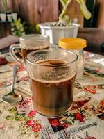 une tasse de café sur une table de photographie en gros plan photo