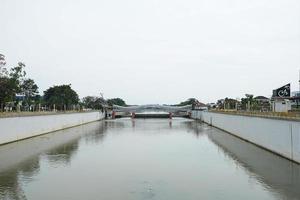 vue panoramique rivière solo avec pont en face du terminal tritonadi photo