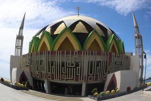 mosquée flottante dans la ville de pare-pare, indonésie photo