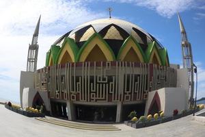 mosquée flottante dans la ville de pare-pare, indonésie photo