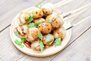 boulettes de viande sur assiette avec sauce épicée, boulette de viande grillée et boule de porc, boulette de viande sur brochettes et chou de légumes frais à la coriandre, cuisine thaïlandaise boulettes de viande de cuisine asiatique - boulettes de porc photo