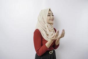 heureuse belle fille musulmane asiatique portant un foulard priant Dieu. photo