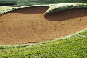 arrière-plans de parcours de golf de bunker de bac à sable, le bac à sable sur le fairway du parcours de golf est utilisé comme obstacle pour que les athlètes puissent concourir photo