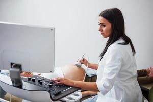 une femme médecin fait une échographie pour une femme enceinte à l'hôpital photo