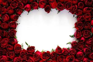 cadre de roses rouges avec un espace blanc pour le texte du concept anniversaire et saint valentin. photo