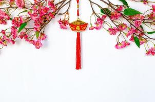 pendentif suspendu pour l'ornement du nouvel an chinois, le sens du mot est la richesse avec des fleurs de fleurs chinoises sur fond blanc. photo