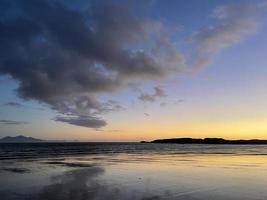beau coucher de soleil sur la plage de penmaenmawr, au nord du pays de galles photo