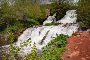 cascade sur la rivière dzhurin dans le district de zaleschitsky de la région de ternopil en ukraine. cascade de dzhurinsky photo