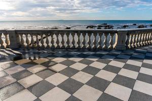 Livourne, Italie-27 novembre 2022-terrasse de Mascagni, une splendide terrasse belvédère avec surface pavée en damier, Livourne, Toscane, Italie pendant une journée ensoleillée. photo