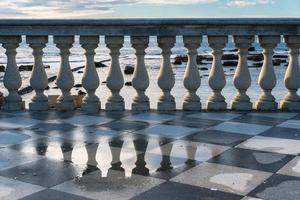 Livourne, Italie-27 novembre 2022-terrasse de Mascagni, une splendide terrasse belvédère avec surface pavée en damier, Livourne, Toscane, Italie pendant une journée ensoleillée. photo