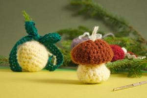 Fait main. boules tricotées pour le sapin de noël, jouets de sapin de noël au crochet en forme de champignon