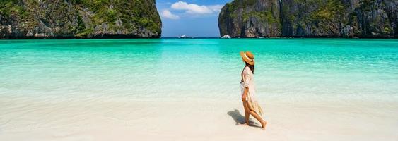 jeune femme voyageuse se détendre et profiter de la belle plage de sable blanc tropical à maya bay à krabi, thaïlande, vacances d'été et concept de voyage photo