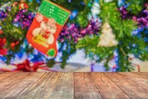 dessus de table en bois vide avec arbre de noël flou avec fond clair bokeh photo