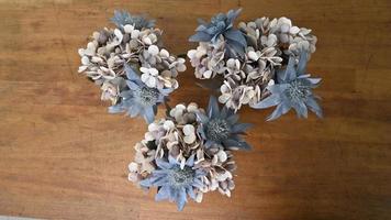 fleurs fraîchement coupées pour la décoration de la maison sur la vue de dessus de table en bois photo