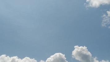 vue sur ciel bleu et nuages blancs photo