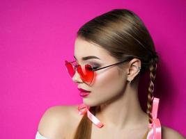 jeune femme portant des lunettes en forme de coeur photo