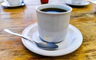 tasse de café noir americano sur l'île de holbox mexique. photo