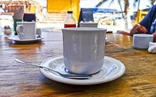 tasse de café noir americano sur l'île de holbox mexique. photo