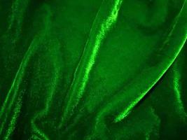texture de tissu de velours vert utilisée comme arrière-plan. fond de tissu vert vide de matière textile douce et lisse. il y a de l'espace pour le texte. photo