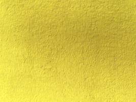 texture transparente du vieux mur de ciment d'ombre jaune une surface rugueuse, avec un espace pour le texte, pour un arrière-plan. photo