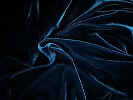 texture de tissu de velours bleu utilisée comme arrière-plan. fond de tissu bleu vide de matière textile douce et lisse. il y a de l'espace pour le texte. photo