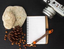 cahier vierge sur une table en bois noire photo