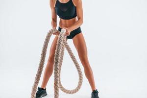 vue rapprochée. jeune femme avec un type de corps mince isolé sur fond blanc photo