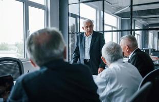 une équipe âgée d'architectes d'hommes d'affaires âgés se réunit au bureau photo