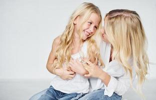 proximité des gens. mère avec sa fille ensemble dans le studio avec un fond blanc photo