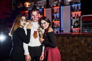 les amis sont à la fête d'halloween thématique avec un maquillage et des costumes effrayants photo