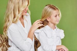 mère avec sa fille ensemble dans le studio avec un fond vert photo