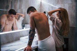 jeune couple ensemble dans la salle de bain le matin photo