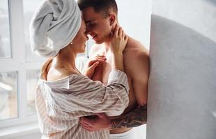 couple au matin après la douche debout et s'embrassant photo