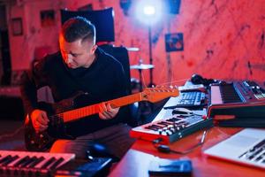 le guitariste a une session d'enregistrement à l'intérieur du studio photo