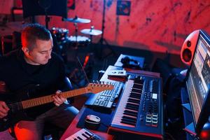 le guitariste a une session d'enregistrement à l'intérieur du studio photo