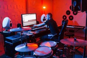 jeune ingénieur du son travaillant et mixant de la musique à l'intérieur du studio photo