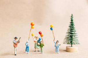 musiciens miniatures avec une guitare dans le parc, concepts de noël et bonne année photo