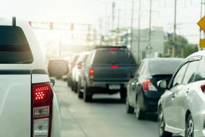 résumé des feux arrière de voiture du frein. voitures garées les unes à côté des autres pendant les embouteillages. photo