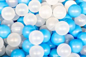 le fond est fait de blancs en plastique. boules bleues dans la salle de jeux photo