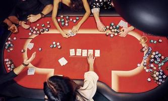 vue de dessus des jeunes élégants qui jouent au poker au casino photo