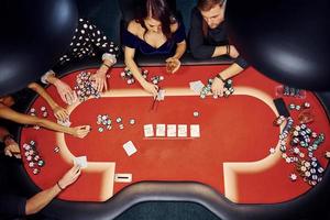 vue de dessus des jeunes élégants qui jouent au poker au casino photo