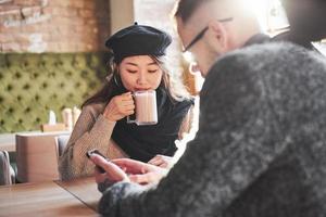 couple multiracial parlant au café. fille asiatique avec son petit ami caucasien photo